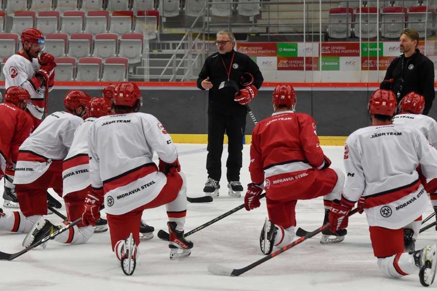 Hokejisté Třince zahájili přípravu na ledě pod vedením nového trenéra Zdeňka Motáka.