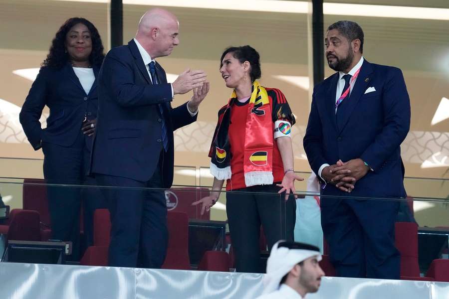 Ook Belgische minister Hadja Lahbib draagt OneLove-band op tribunes in Qatar