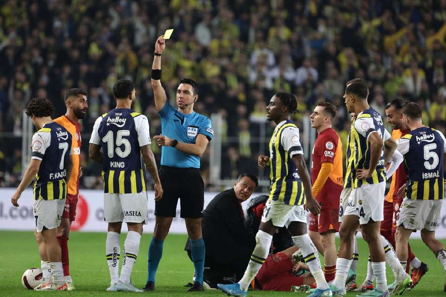 O Galatasaray e o Fenerbahçe estão envolvidos numa luta histórica pelo título