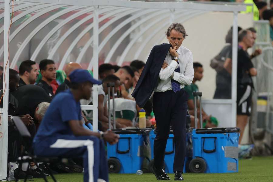 Um Roberto Mancini pensativo durante o jogo contra o Bahrein