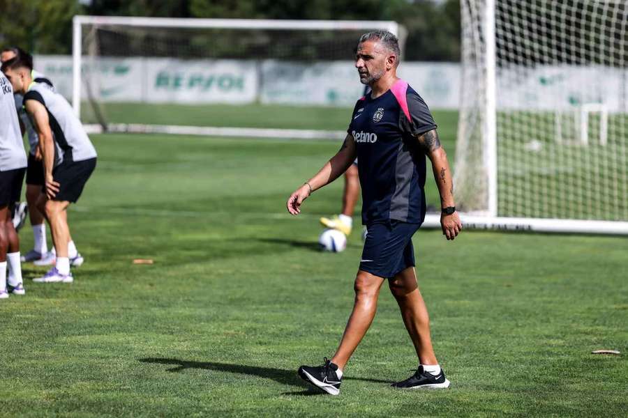 Rui Borges no treino dos leões