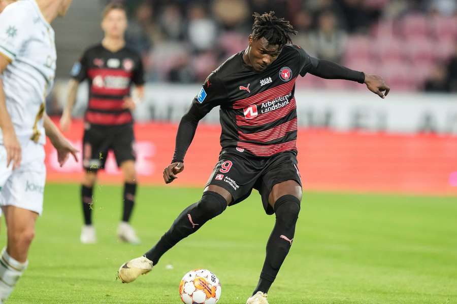 Sory Kaba (FCM 9) da FC Midtjylland spiller mod Omonia Nicosia i tredje kvalifikationsrunde af Conference League