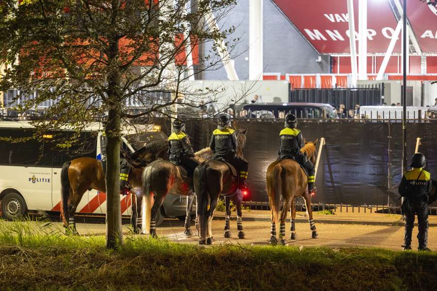 ME te paard buiten het AFAS Stadion