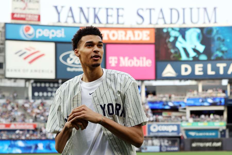 Wembanyama bezocht dinsdag het Yankee Stadium