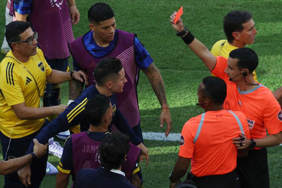 Ander Herrera, expulsado en el Boca vs Benfica tras salir por lesión