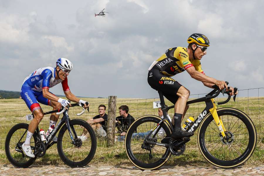 Ramon Sinkeldam en Mike Teunissen tijdens het NK Wielrennen in Drenthe