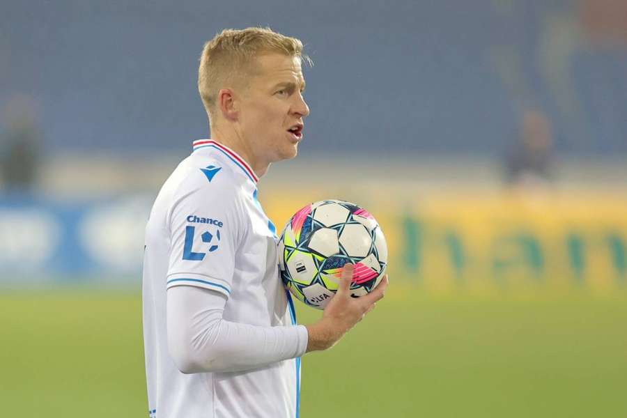 Michal Frydrych pyká za faul na Jana Klimenta.