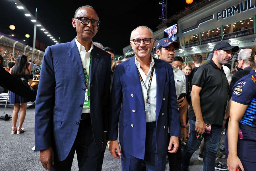 Ruanda-Präsident Paul Kagame (l) und F1-CEO Stefano Domenicali im Jahr 2024 Ruanda-Präsident Paul Kagame (l) und F1-CEO Stefano Domenicali im Jahr 2024