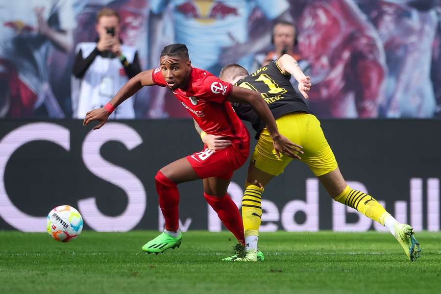 Christopher Nkunku omzeilt Marco Reus tijdens de eerdere ontmoeting dit seizoen