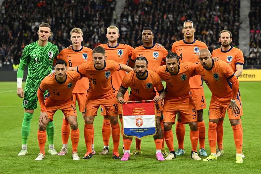Holdfotoet af det hollandske landshold før kampen mod Tyskland i marts