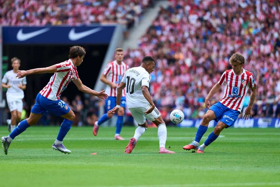 Mbappé în fața lui Pablo Barrios și Robin Le Normand