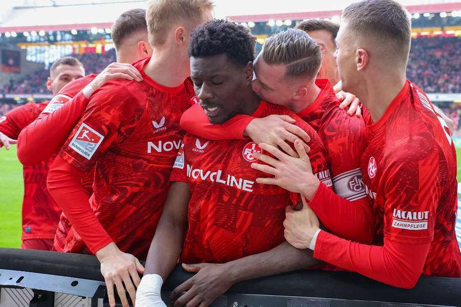 Ragnar Ache (M.) erzielte gegen Regensburg einen Doppelpack