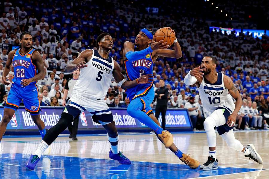 Gilgeous-Alexander opět na palubovce zářil. Gilgeous-Alexander opět na palubovce zářil.
