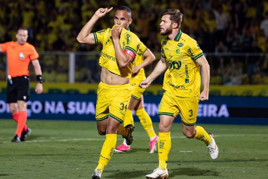 João Victor subiu mais que a zaga do Remo para definir o placar João Victor subiu mais que a zaga do Remo para definir o placar
