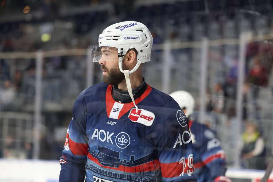Luke Esposito bleibt den Adlern erhalten.