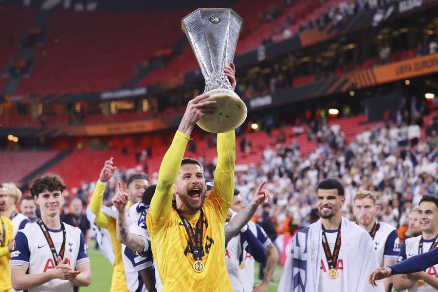 Guglielmo Vicario alza al cielo l'Europa League