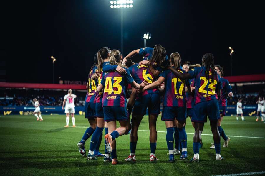 Las jugadoras del Barça celebran uno de los 12 goles que marcaron al Madrid CFF
