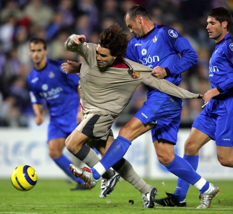 Craioveanu en un duelo con Deco (2004) Craioveanu en un duelo con Deco (2004)