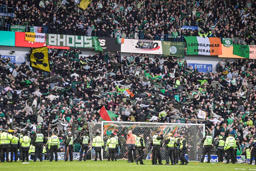 V Škótsku opäť vyčíňali chuligáni.