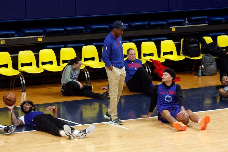 Pistons coach Casey talks to Hayes during training