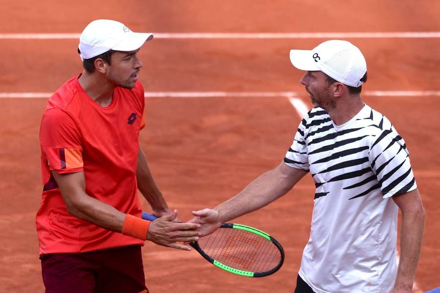 Matwe Middelkoop (R) Andreas Mies op het gravel van Roland Garros