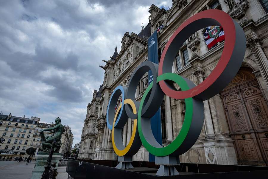 Die Olympischen Ringe vor dem Rathaus in Paris