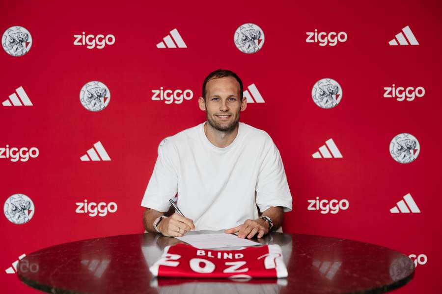 Daley Blind signing his Ajax contract