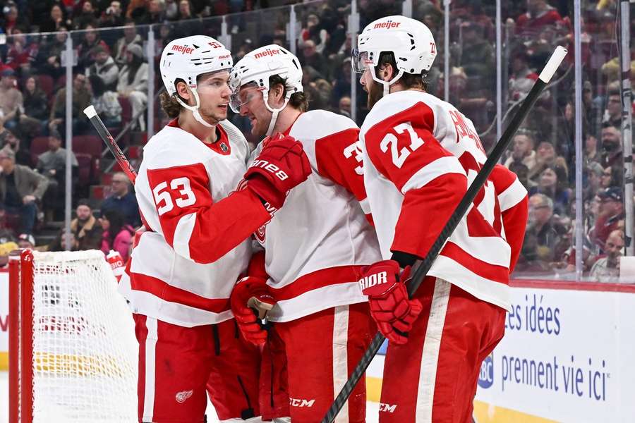 NHL Round-up: Moritz Seider feiert mit seinen Red Wings-Teamkollegen einen Treffer beim Erfolg in Montreal.