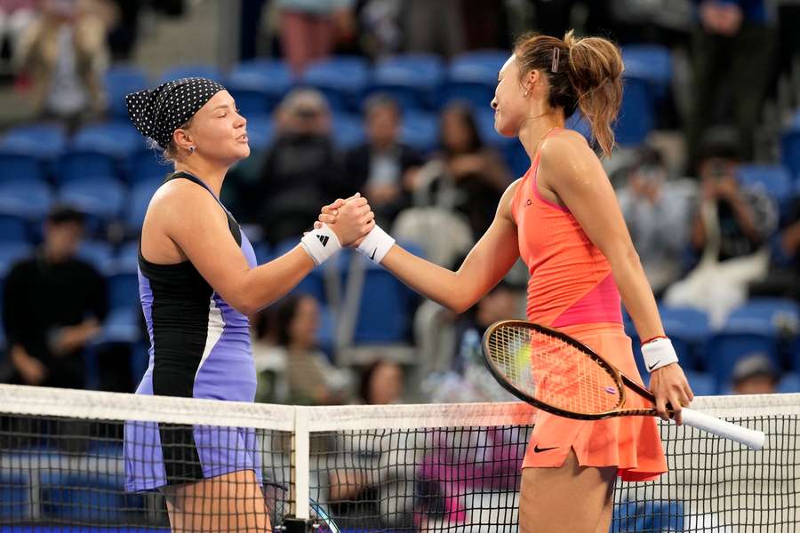 Zheng and Shnaider at the net