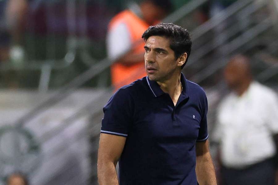 "É algo mais profundo que o Palmeiras", diz Abel sobre erros de arbitragem "É algo mais profundo que o Palmeiras", diz Abel sobre erros de arbitragem