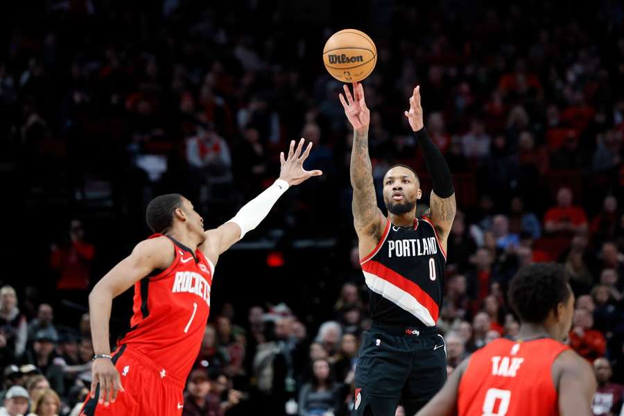 Trail Blazers' Damian Lillard poogt een driepunter tijdens de tweede helft tegen de Rockets vannacht