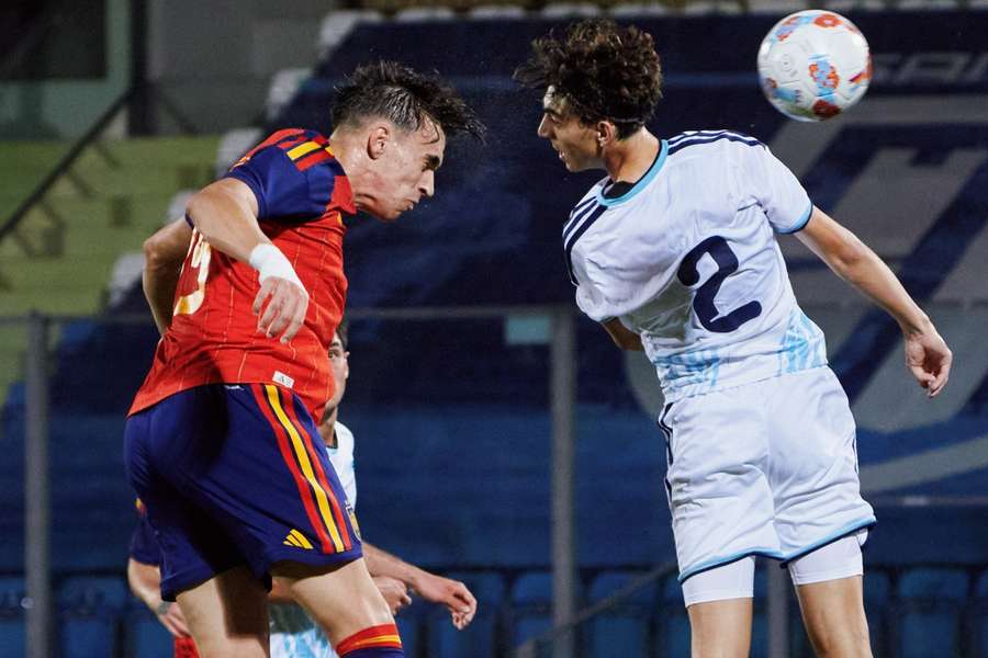 Carlos Espí remata de cabeza, durante el San Marino-España Carlos Espí remata de cabeza, durante el San Marino-España