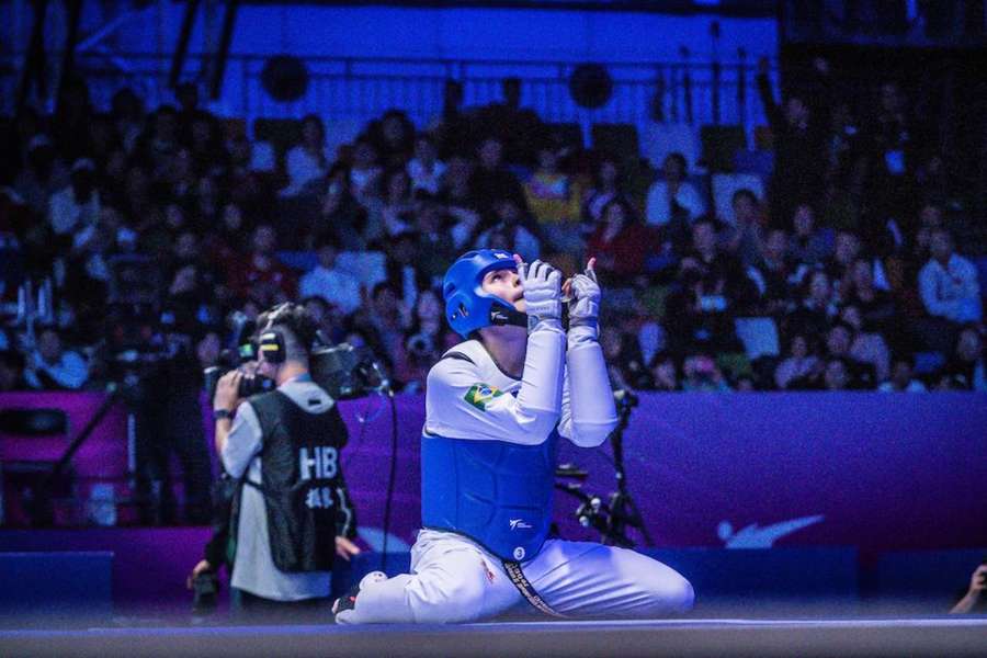 Maria Clara Pacheco conquista ouro para o Brasil no mundial de taekwondo