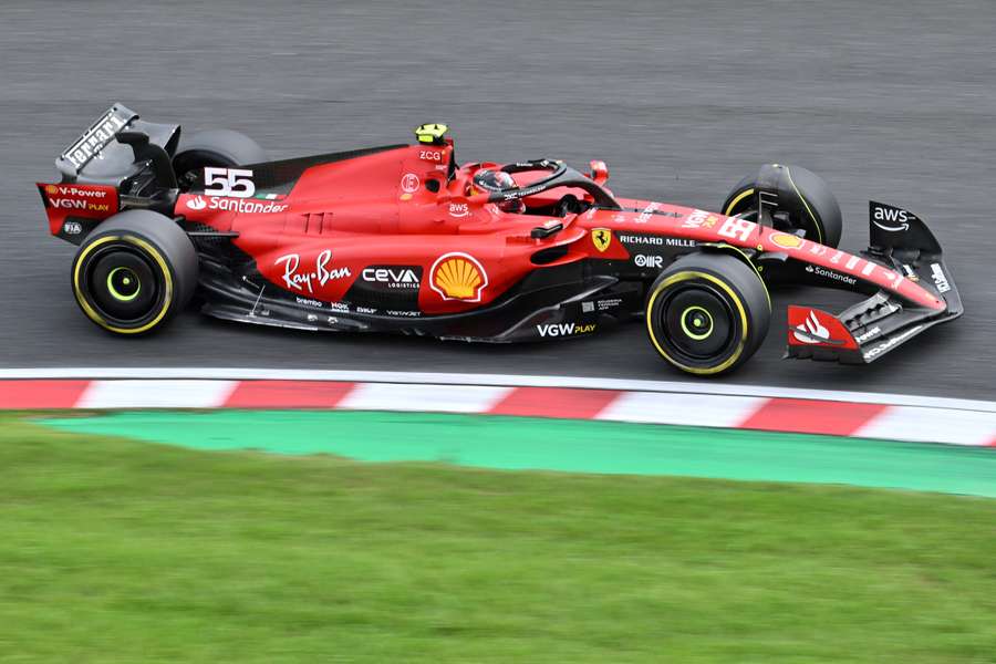 Carlos Sainz com o seu Ferrari em Suzuka