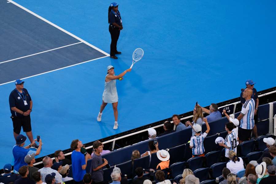 Tenis Flash: Świątek wygrywa po kreczu Rybakiny. Hurkacz awansował do ćwierćfinału