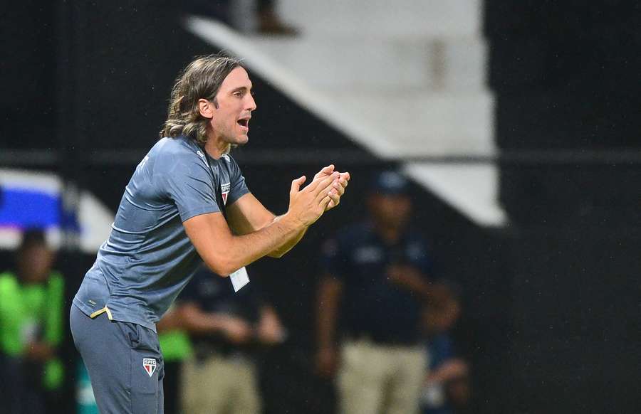 Zubeldía incentiva seus jogadores durante jogo contra o Libertad, em Assunção