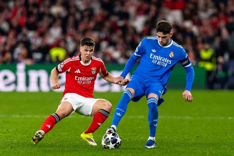 Federico Valverde perante Samuel Dahl no Benfica-Real Madrid
