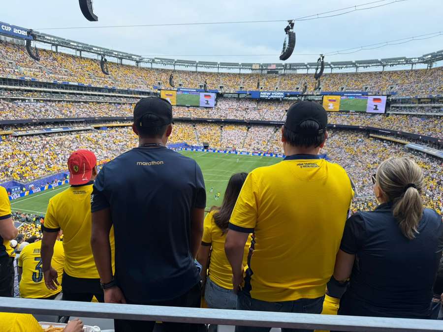 Tradição de assistir ao jogo em pé foi mantida