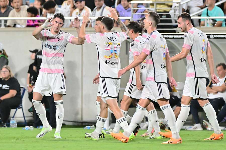 Dusan Vlahovic celebra o golo com os seus colegas de equipa