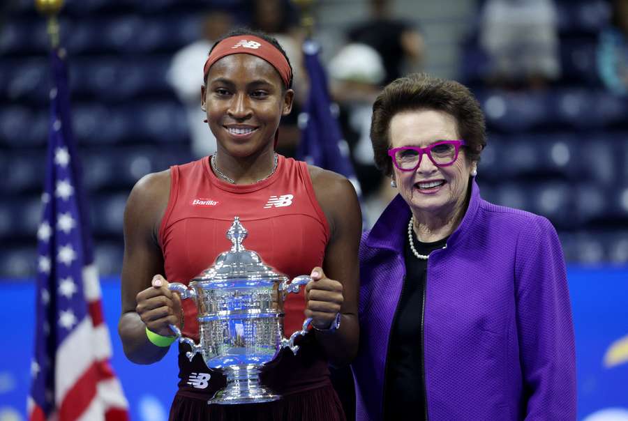 Gauff celebrates with the trophy and former tennis player Billie Jean King