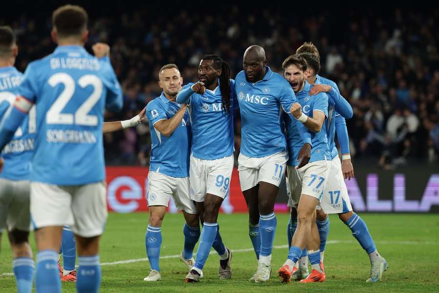 Romelu Lukaku v obkľúčení nielen Stanislava Lobotku, ale aj ďalších spoluhráčov po víťaznom góle do siete Ríma.