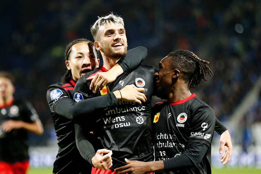 Troy Parrott hield in Heerenveen nog zijn shirt aan nadat hij gescoord had Troy Parrott hield in Heerenveen nog zijn shirt aan nadat hij gescoord had