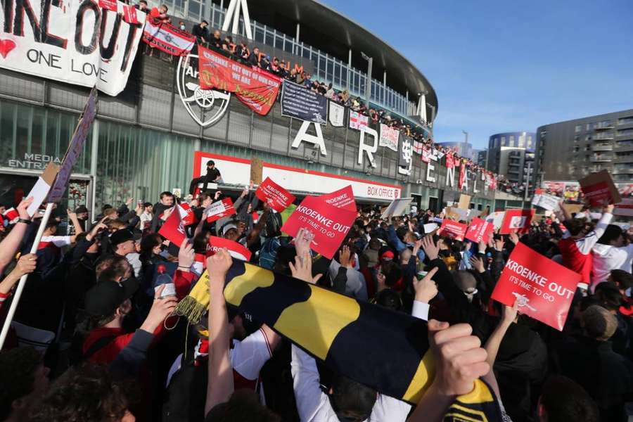 Hundreds of Arsenal fans protested outside the Emirates Stadium against the proposition of the European Super League in 2021