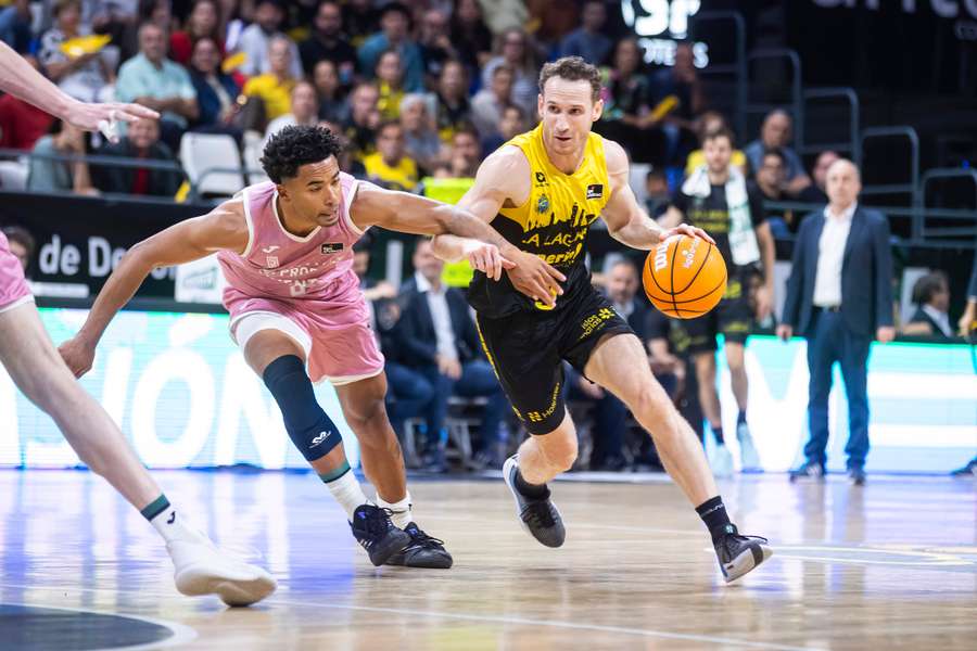 Marcelinho Huertas ante Devon Dotson
