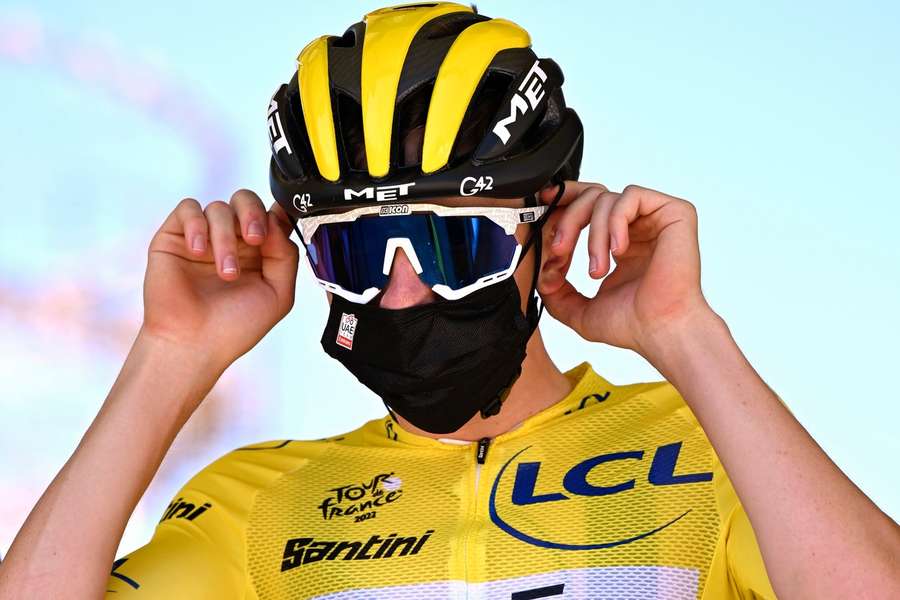 Tadej Pogacar met mondmasker tijdens de Tour de France van 2022