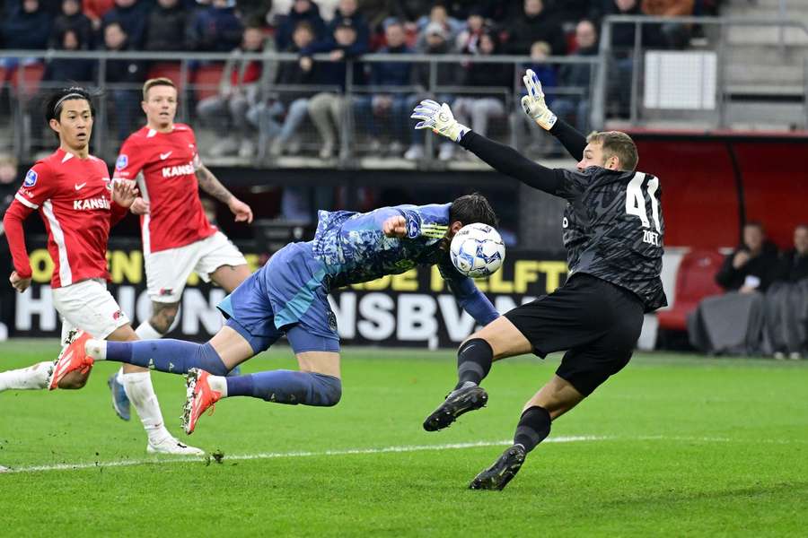 Wout Weghorst viu o seu golo ser anulado devido a mão