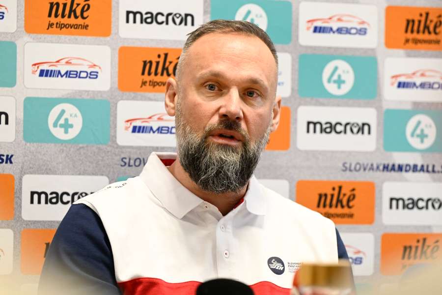 Tréner reprezentácie Ján Beňadik.