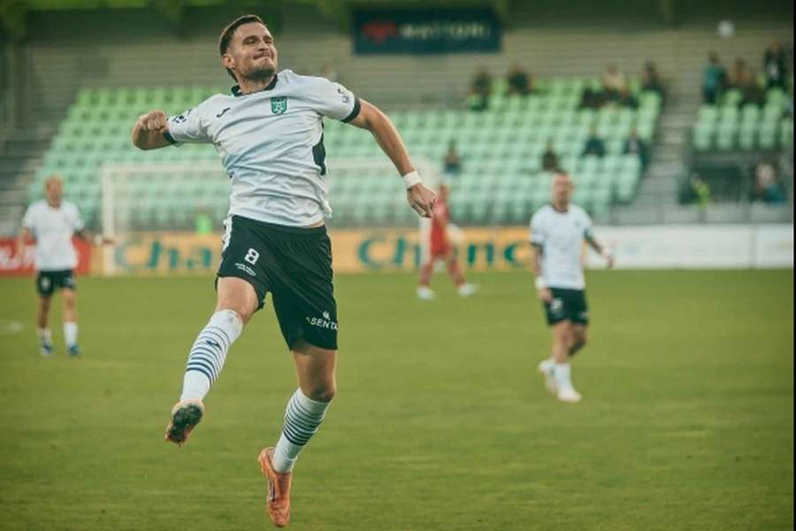 Karviná ve šlágru druhé ligy uštědřila Dukla debakl. Karviná ve šlágru druhé ligy uštědřila Dukla debakl.