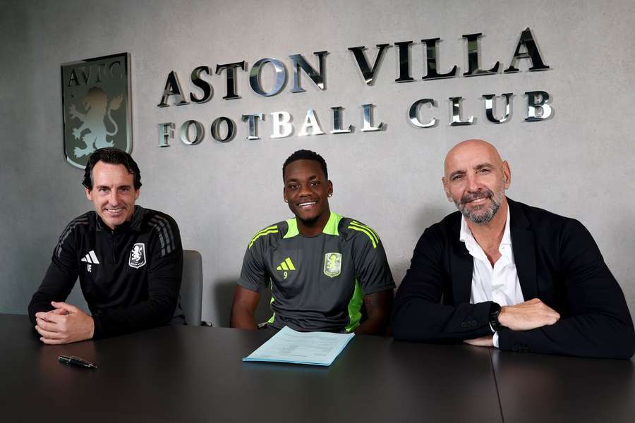 O Aston Villa renovou contrato com Jhon Durán