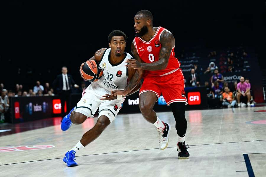 Théo Maledon ante Codi Miller-McIntyre, en el Real Madrid-Olympiacos de la EuroLeague SuperCup Théo Maledon ante Codi Miller-McIntyre, en el Real Madrid-Olympiacos de la EuroLeague SuperCup